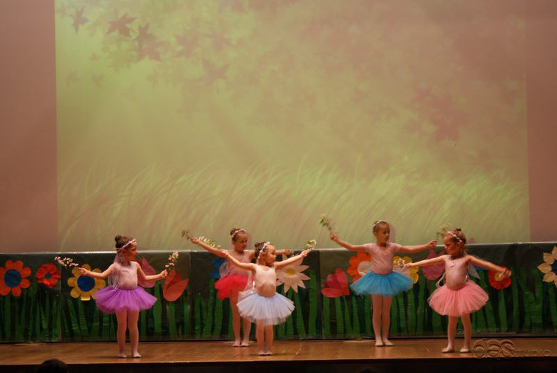 (c) DAS Studio Frankfurt  Kinderballett  "Unser Rotkäppchen" Abschlusskonzert für das Schuljahr 2009