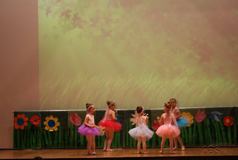 (c) DAS Studio Frankfurt  Kinderballett  "Unser Rotkäppchen" Abschlusskonzert für das Schuljahr 2009