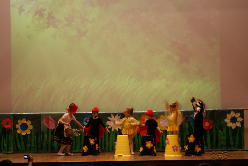 (c) DAS Studio Frankfurt  Kinderballett  "Unser Rotkäppchen" Abschlusskonzert für das Schuljahr 2009