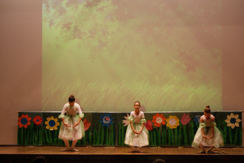 (c) DAS Studio Frankfurt  Kinderballett  "Unser Rotkäppchen" Abschlusskonzert für das Schuljahr 2009