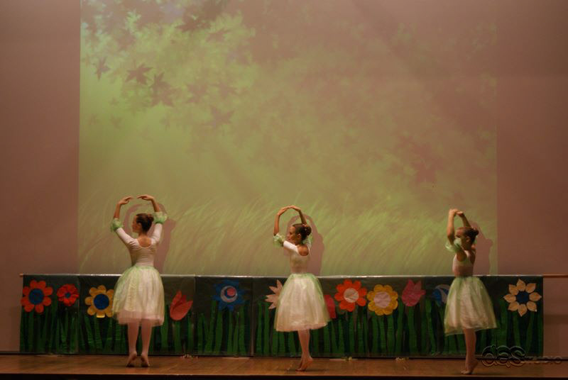 (c) DAS Studio Frankfurt  Kinderballett  "Unser Rotkäppchen" Abschlusskonzert für das Schuljahr 2009