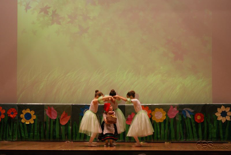 (c) DAS Studio Frankfurt  Kinderballett  "Unser Rotkäppchen" Abschlusskonzert für das Schuljahr 2009