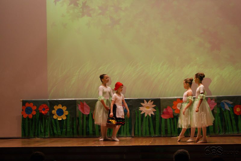 (c) DAS Studio Frankfurt  Kinderballett  "Unser Rotkäppchen" Abschlusskonzert für das Schuljahr 2009
