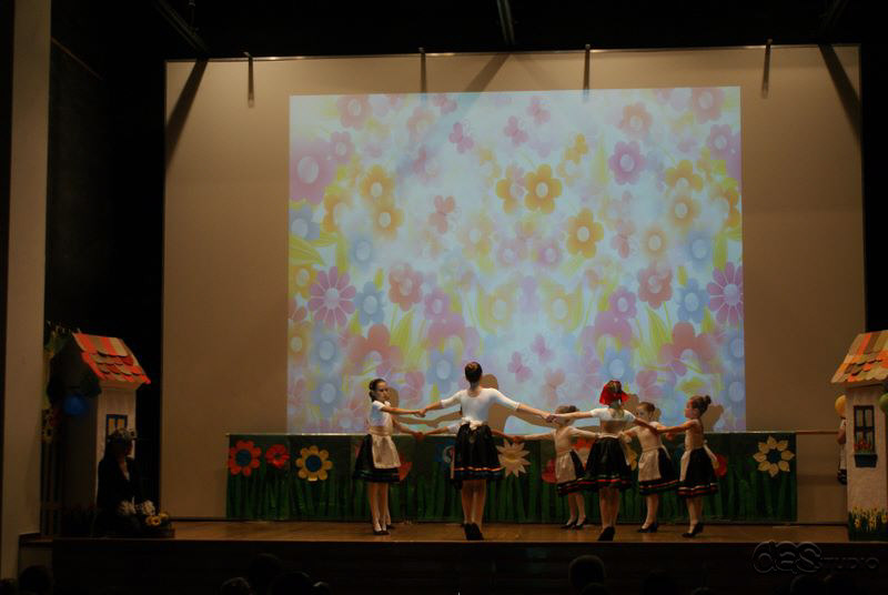 (c) DAS Studio Frankfurt  Kinderballett  "Unser Rotkäppchen" Abschlusskonzert für das Schuljahr 2009