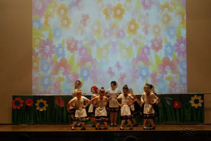 (c) DAS Studio Frankfurt  Kinderballett  "Unser Rotkäppchen" Abschlusskonzert für das Schuljahr 2009