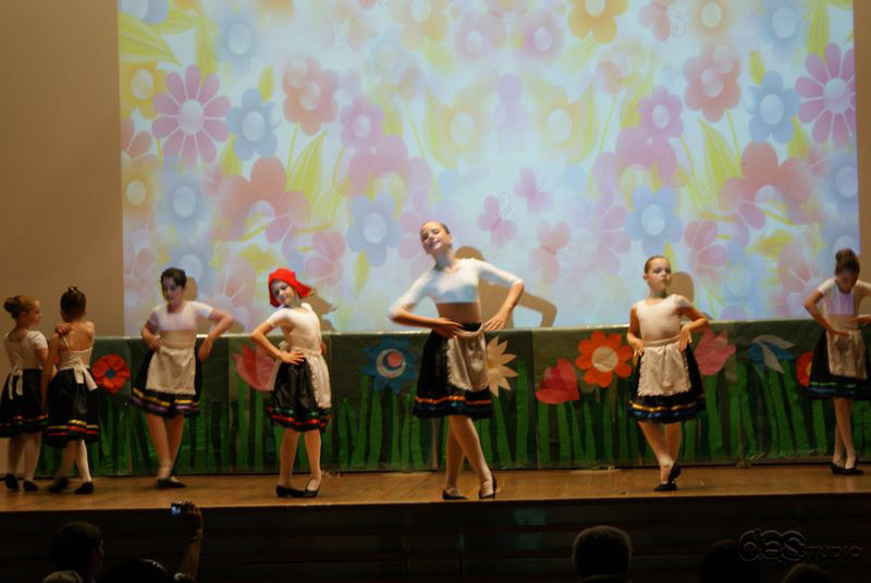 (c) DAS Studio Frankfurt  Kinderballett  "Unser Rotkäppchen" Abschlusskonzert für das Schuljahr 2009