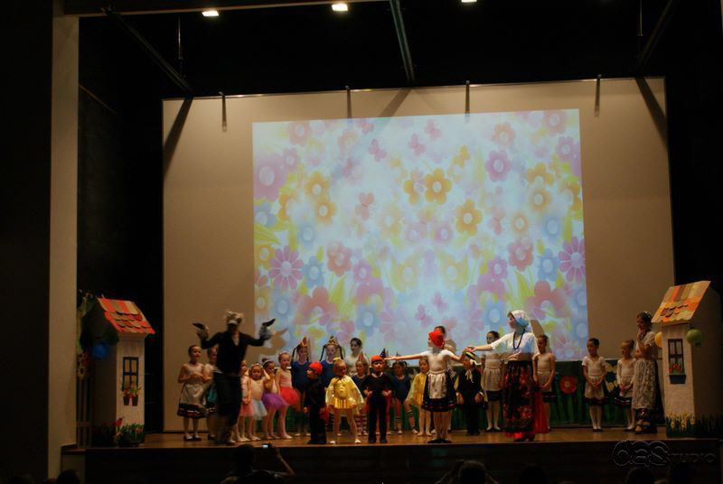 (c) DAS Studio Frankfurt  Kinderballett  "Unser Rotkäppchen" Abschlusskonzert für das Schuljahr 2009