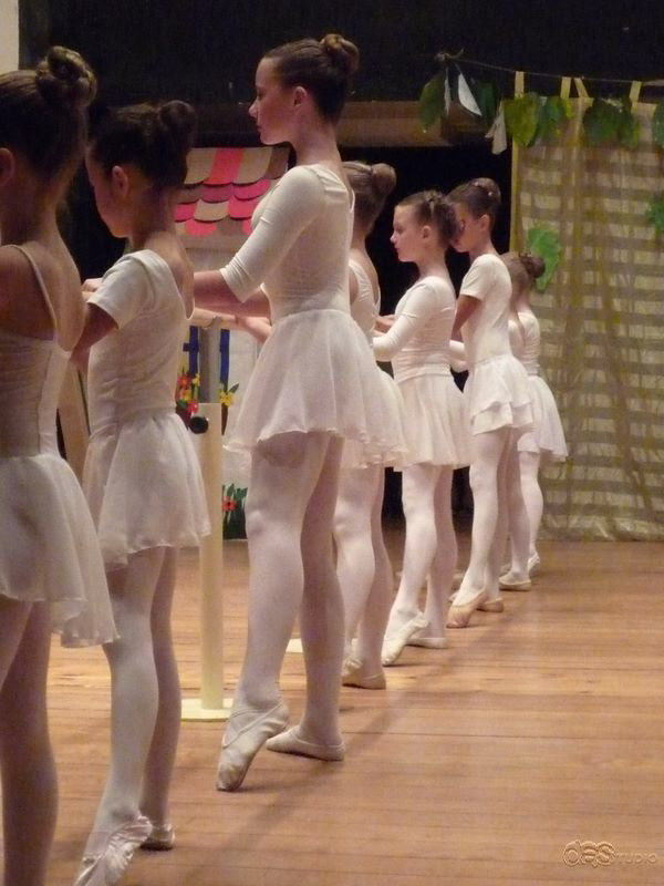 (c) DAS Studio Frankfurt  Kinderballett  "Unser Rotkäppchen" Abschlusskonzert für das Schuljahr 2009