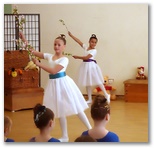 DAS
                            Studio Frankfurt: Pre-Ballett RSG
                            Rhythmische Sportgymnastik Klassisches
                            Ballett Kindertanz Kinderballett
                            Классический балет Художественная гимнастика
                            Подготовка к балету Детские танцы